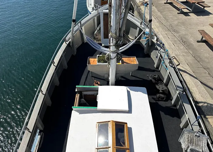 Varra Water - Unique Boat Accomodation - Bornholm - Fjaelstavn