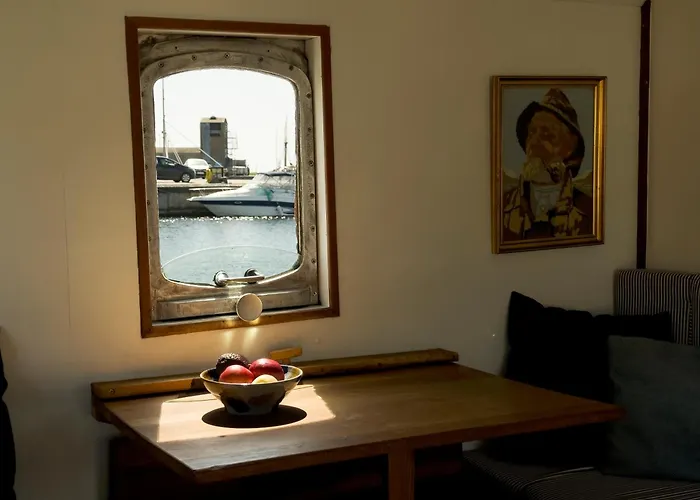 Varra Water - Unique Boat Accomodation - Bornholm - Fjaelstavn